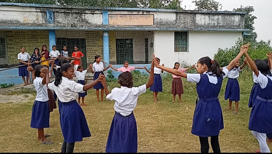 একমাত্র শিক্ষিকা বদলি হয়ে যাওয়ায় বন্ধের মুখে মুর্শিদাবাদের খাসপুর গার্লস জুনিয়র হাই স্কুল