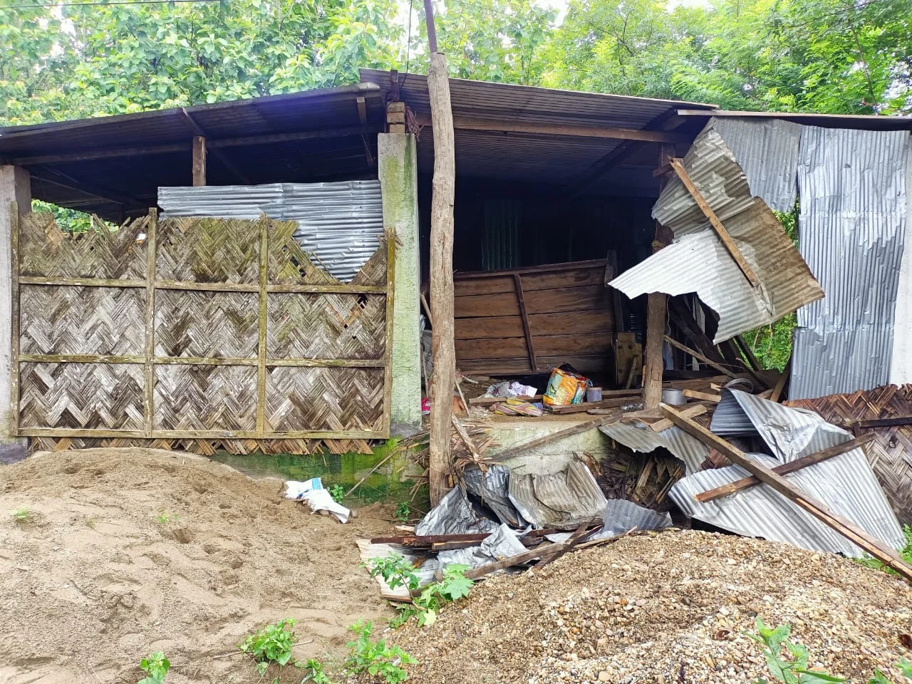 এক রাতে ৮ টি বাড়ি ভাঙলো বুনো হাতির দল, আতঙ্ক ডুয়ার্সের বানারহাটে