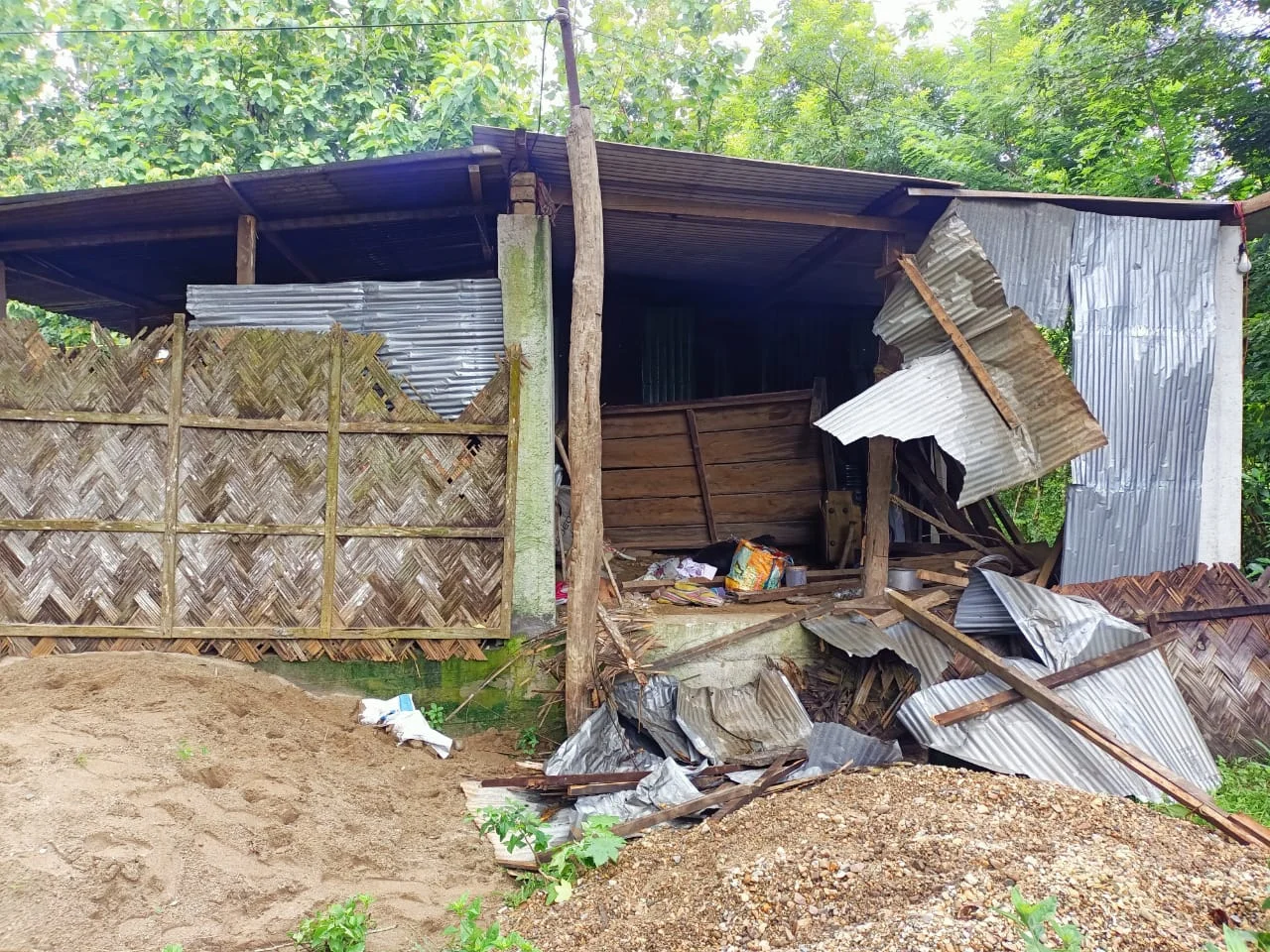 এক রাতে ৮ টি বাড়ি ভাঙলো বুনো হাতির দল, আতঙ্ক ডুয়ার্সের বানারহাটে