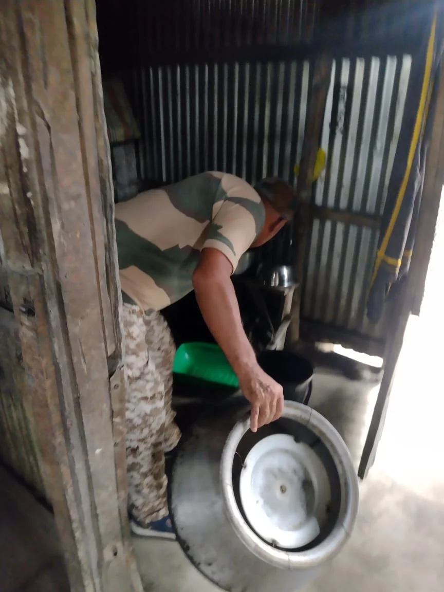 চা বাগানের চুল্লু ঠেকে অভিযান, বাজেয়াপ্ত দেশি মদ, গ্রেফতার ৪