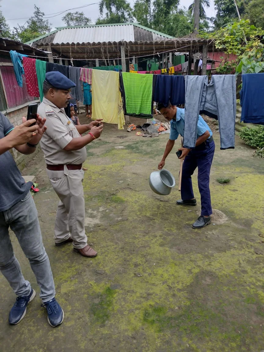 চা বাগানের চুল্লু ঠেকে অভিযান, বাজেয়াপ্ত দেশি মদ, গ্রেফতার ৪