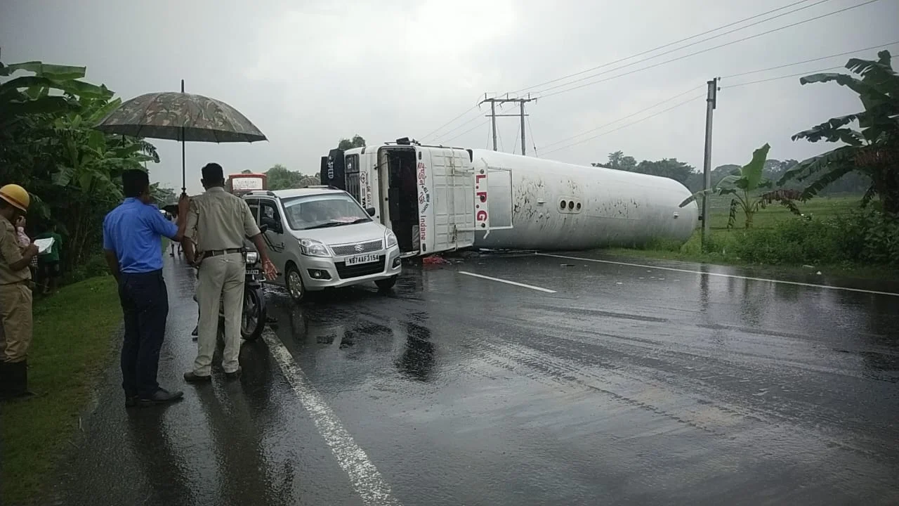 বাইক চালককে বাঁচাতে গিয়ে মাঝ রাস্তায় নিয়ন্ত্রণ হারিয়ে উল্টে গেল গ্যাস ভর্তি ট্যাঙ্কার, ঘটনায় ব্যাপক চাঞ্চল্য এলাকায় 