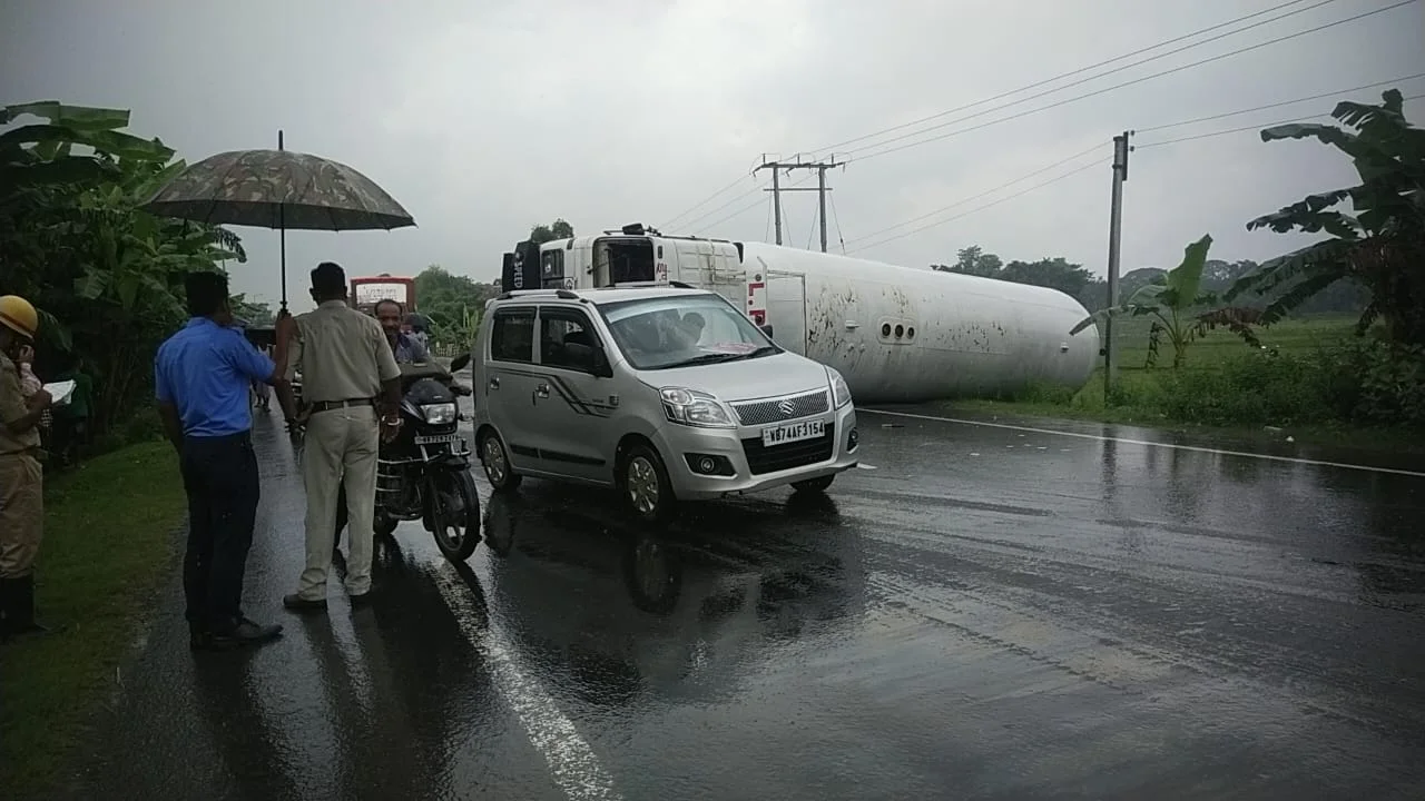 বাইক চালককে বাঁচাতে গিয়ে মাঝ রাস্তায় নিয়ন্ত্রণ হারিয়ে উল্টে গেল গ্যাস ভর্তি ট্যাঙ্কার, ঘটনায় ব্যাপক চাঞ্চল্য এলাকায় 