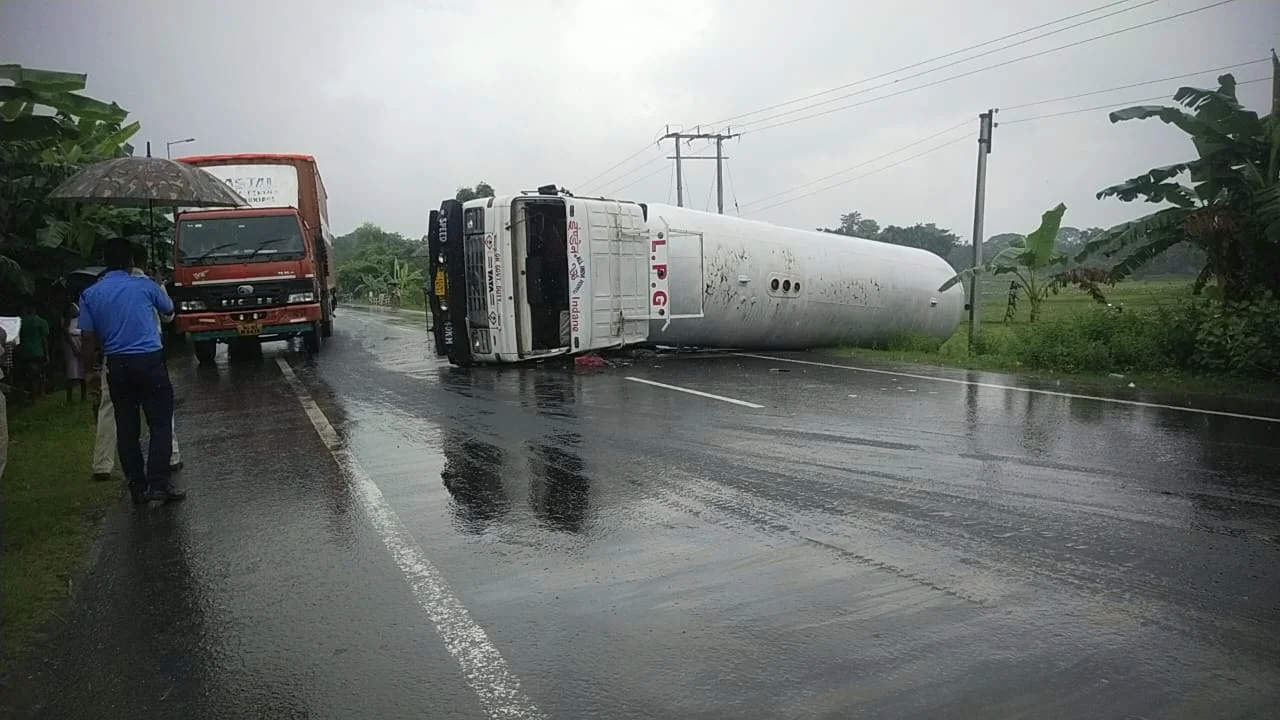 বাইক চালককে বাঁচাতে গিয়ে মাঝ রাস্তায় নিয়ন্ত্রণ হারিয়ে উল্টে গেল গ্যাস ভর্তি ট্যাঙ্কার, ঘটনায় ব্যাপক চাঞ্চল্য এলাকায় 