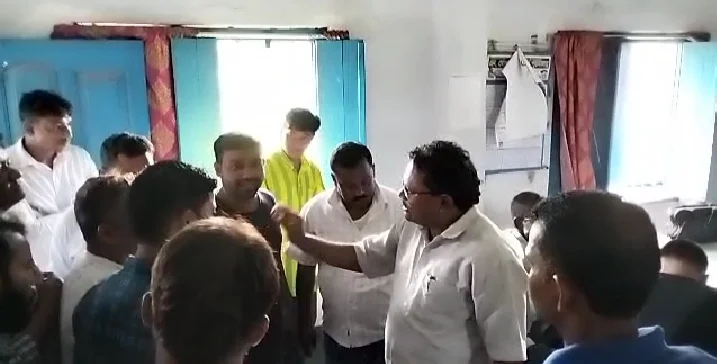 অস্থায়ী শিক্ষক নিয়োগকে কেন্দ্র করে এলাকায় বিক্ষোভ