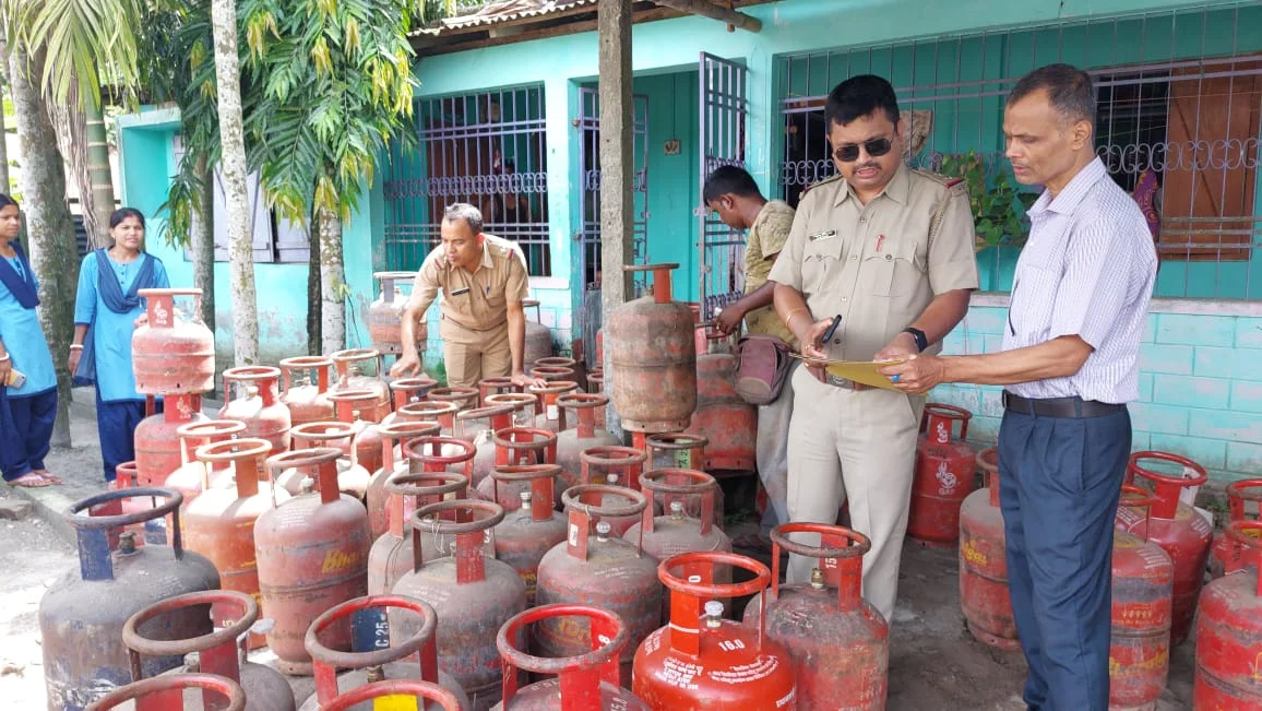বেআইনিভাবে গ্যাস সিলিন্ডারের বিরুদ্ধে অভিযান