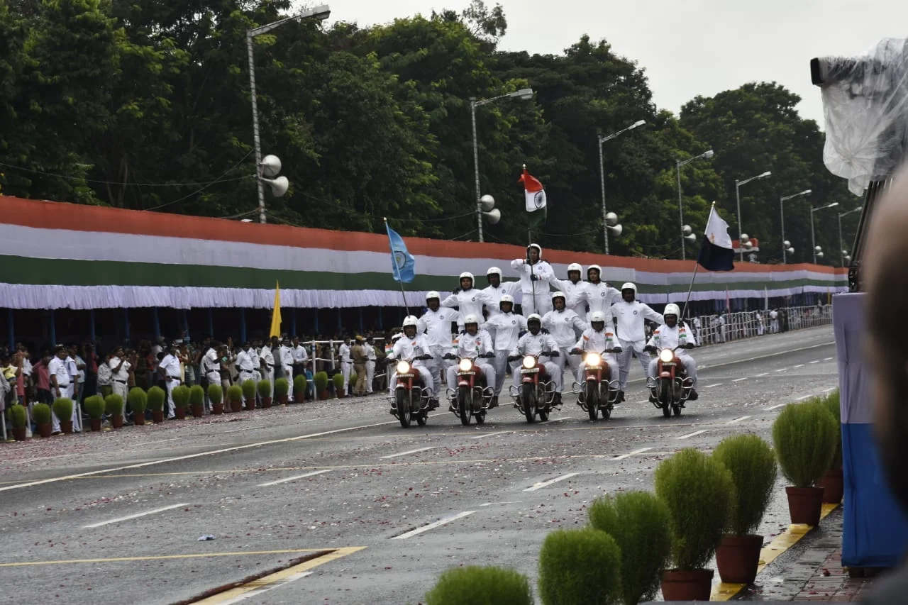 স্বাধীনতা দিবসে ---- রেড রোড থেকে বিশেষ মুহূর্তের ছবি পুবের কলমের ক্যামেরায়