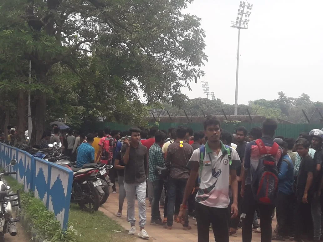 শহরজুড়ে এখন ডার্বির উন্মাদনা 