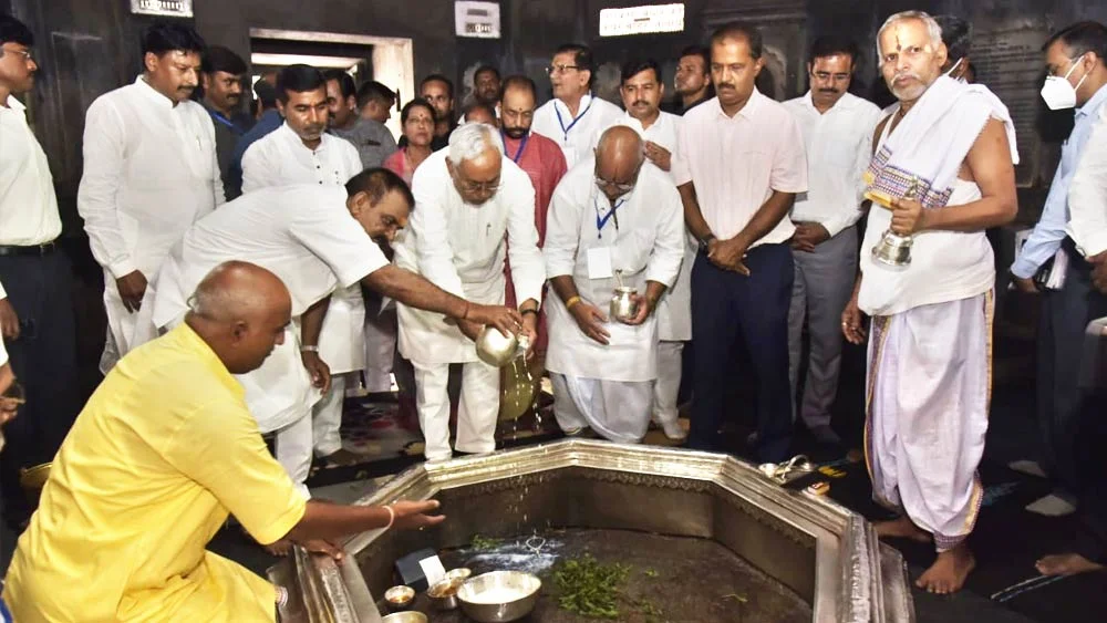 মুসলিম মন্ত্রী কে সঙ্গে নিয়ে গয়ায় বিষ্ণু মন্দিরে নীতীশ, আসরে নামল বিজেপি