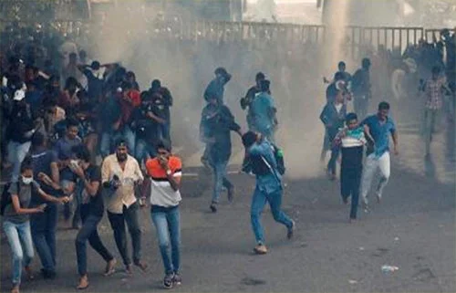 ফের উত্তাল শ্রীলঙ্কা, রাজপথে শিক্ষার্থীরা