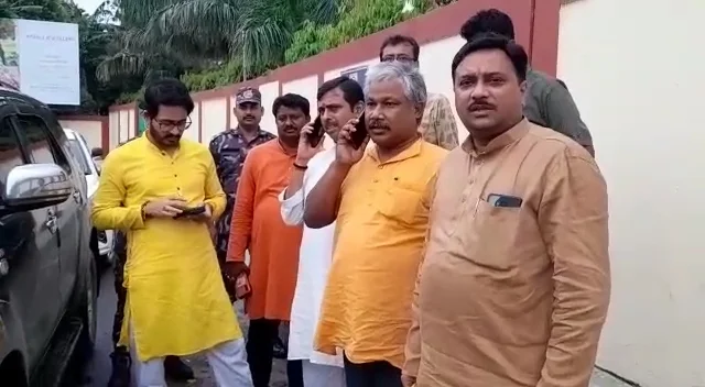 বিষ মদ-কান্ডে থানার ওসিকে অপসারণের দাবিতে হাওড়ার পুলিশ কমিশনারকে ডেপুটেশন দিল বিজেপি