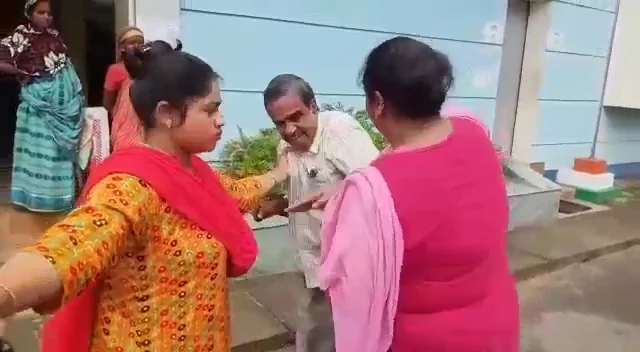 বিডিও অফিসে  চাকরি দেওয়ার নামে প্রতারণা,প্রতারিত মহিলারা প্রকাশ্যে দিলেন গণধোলাই