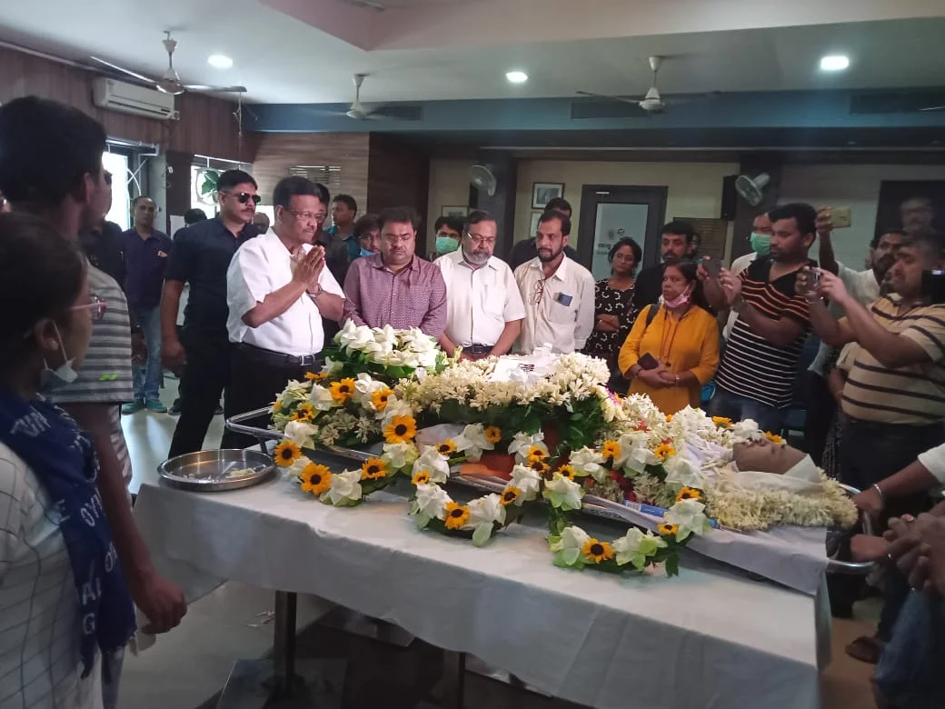 সতীর্থ সাংবাদিকদের কাঁধেই অন্তিম যাত্রায় স্বর্ণেন্দু, পুবের কলমের শ্রদ্ধার্ঘ