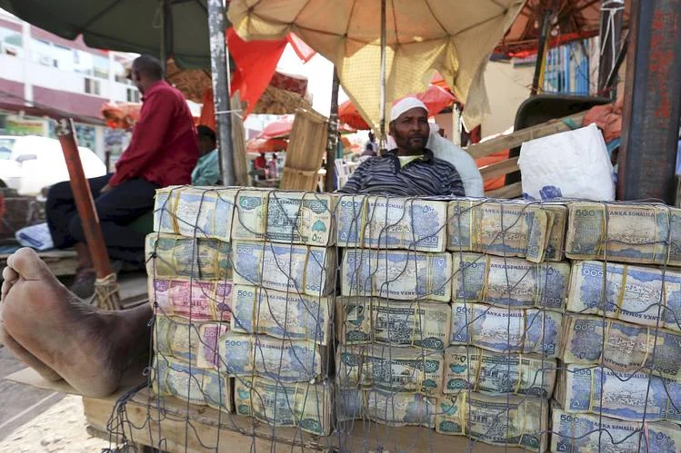 যে দেশে রাস্তার পাশে খোলা বাজারে বিক্রি হয় বস্তা বস্তা টাকা, জানলে চোখ উঠবে কপালে