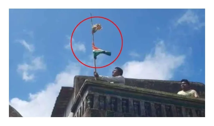 নিন্দনীয় কাণ্ড পুরুলিয়ার বিজেপি নেতার, নিচে জাতীয় পতাকা রেখে উপরে তুলল দলীয় পতাকা