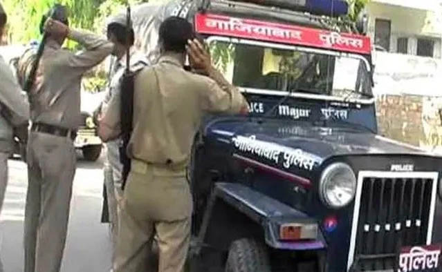 বিয়েতে অমত, লিভ ইন পার্টনারের গলার নলি কেটে খুন করে দেহ ট্রলি ব্যাগে ভরলেন সঙ্গিনী