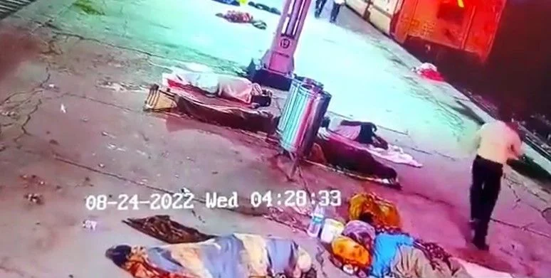 ঘুমন্ত মায়ের কোল থেকে শিশু চুরি করে চম্পট দেয় এক ব্যক্তি, দেখুন সেই ভাইরাল  ভিডিও    