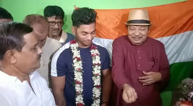 ঘরে ফিরলেন সোনার ছেলে অচিন্ত্য শিউলি, মিষ্টি খাইয়ে স্বাগত জানালেন মন্ত্রী অরূপ রায়