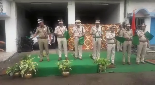 স্বাধীনতা দিবসে নতুন পাঁচটি পিসিআর ভ্যানের ফ্ল্যাগ অফ করলেন হাওড়ার পুলিশ কমিশনার