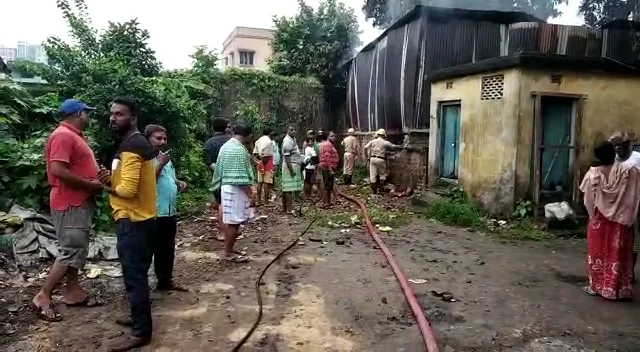 বিধ্বংসী অগ্নিকাণ্ডে ভস্মীভূত হাওড়ার বেলেপোলের প্লাইউড গোডাউন