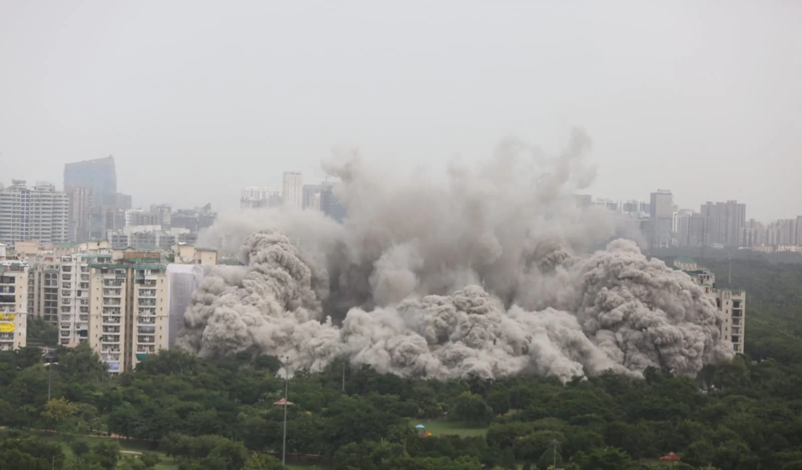 BREAKING NEWS: ইতিহাস হল নয়ডার ‘ট্যুইন টাওয়ার’ , দেখুন ভাইরাল ভিডিও