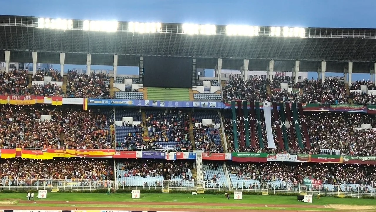 ডার্বির আবহে চলল দুই দলের সমর্থকদের টিপ্পনি, শহর ঢাকল মোহন-ইস্ট চাদরে