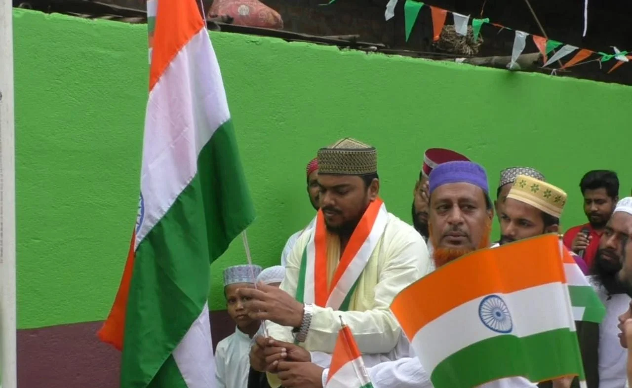 স্বাধীনতা দিবসে সম্প্রীতির বার্তা দিয়ে আলিম  পরীক্ষায় সফল দুই কৃতীকে সম্মান প্রদান করলেন ফুরফুরা দরবার শরীফের পীরজাদা আব্বাস সিদ্দিকী সাহেব