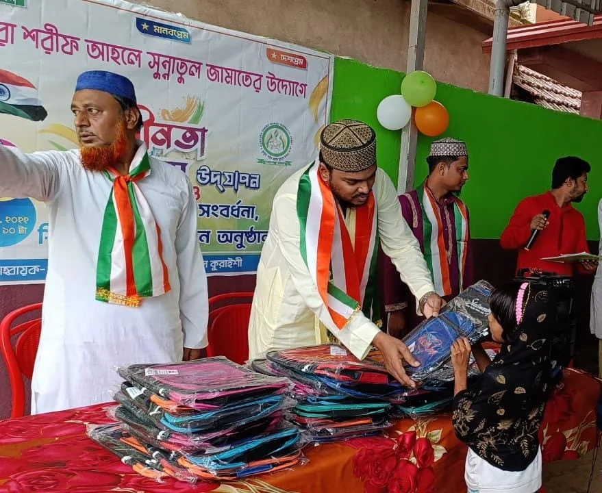 স্বাধীনতা দিবসে সম্প্রীতির বার্তা দিয়ে আলিম  পরীক্ষায় সফল দুই কৃতীকে সম্মান প্রদান করলেন ফুরফুরা দরবার শরীফের পীরজাদা আব্বাস সিদ্দিকী সাহেব