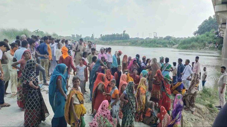 উত্তরপ্রদেশে ২০ জন কৃষককে নিয়ে ট্রাক্টর পড়ল নদীতে, নিখোঁজ ১০