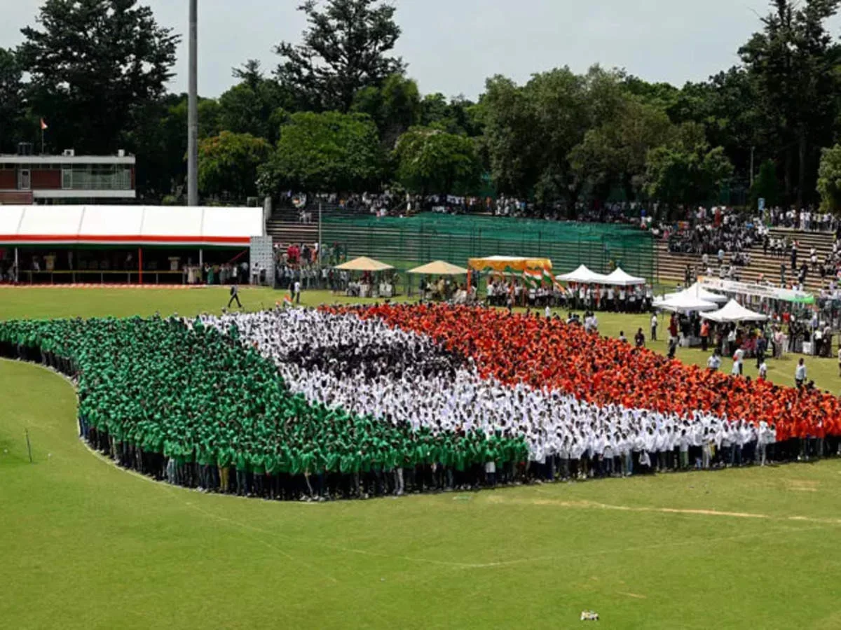 চন্ডীগড়ের মানব শৃঙ্খল রচনা করে জাতীয় পতাকা, জায়গা করে নিল গিনেস বুকে, দেখুন ভাইরাল ভিডিও