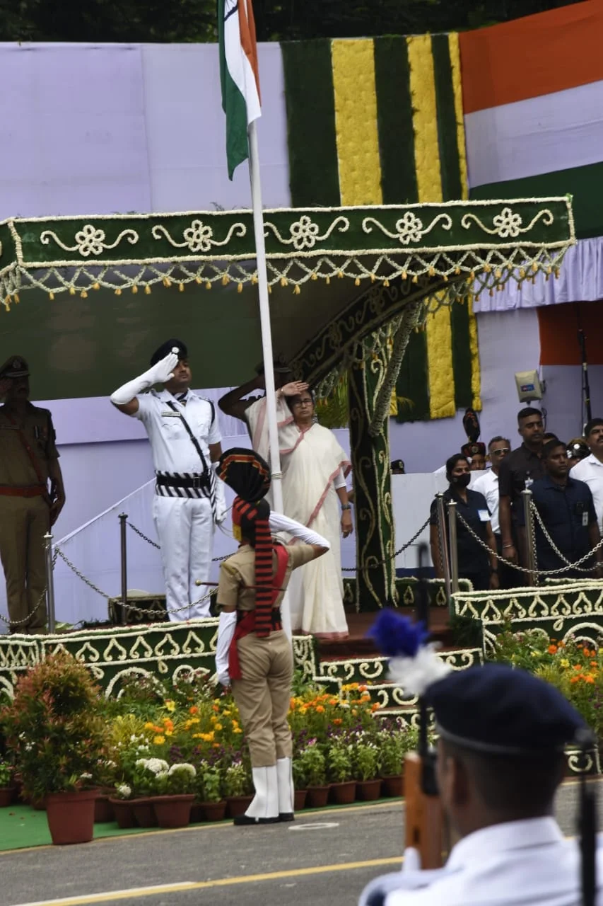 কড়া নিরাপত্তার মোড়কে রেড রোড, জাতীয় পতাকা উত্তোলন করলেন মুখ্যমন্ত্রী মমতা বন্দ্যোপাধ্যায়