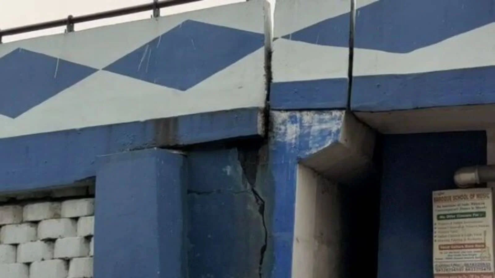 উল্টোডাঙা উড়ালপুলের একাধিক জায়গায় ফাটল দেখা দিয়েছে, আতঙ্কে মানুষজন