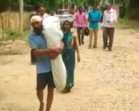 করুণ চিত্র উত্তরপ্রদেশে, জোটেনি শববাহী গাড়ি, ছেলের নিথর দেহ কাঁধে ২৫ কিলোমিটার পাড়ি হতভাগ্য বাবার