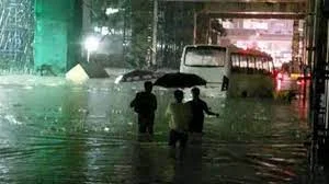 প্রবল বৃষ্টিতে প্লাবিত হয়েছে বেঙ্গালুরুর একাধিক এলাকা, বিপর্যস্ত জনজীবন