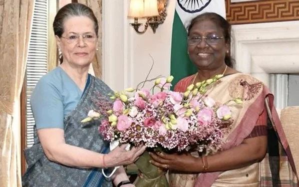 রাষ্ট্রপতি দ্রৌপদী মুর্মুর সঙ্গে সাক্ষাৎ করলেন সোনিয়া গান্ধি