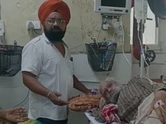 মোহালিতে চারদিন ধরে ছেলের দেহ আগলে বসে ৮২ বছরের বাবা