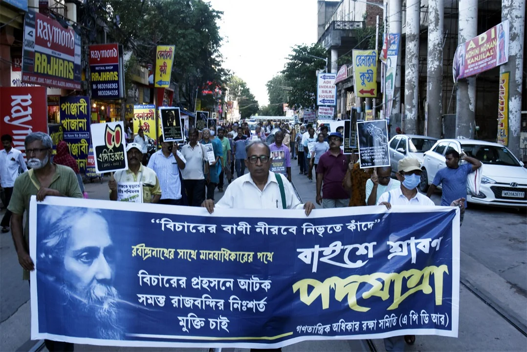 ‘রবীন্দ্রানাথের সাথে মানবাধিকারের পথে’ ২২শে শ্রাবণ এপিডিআরের পদযাত্রা দেখুন ফটোগ্যালারি