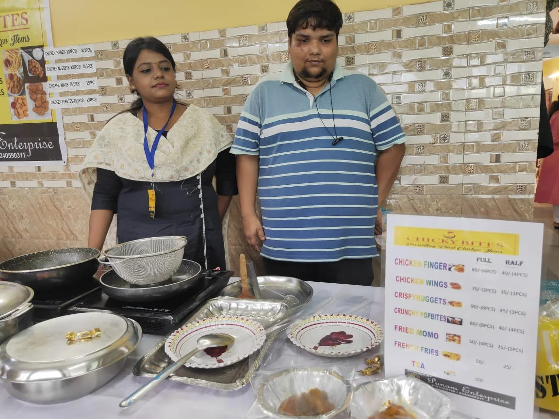 পিছিয়ে পড়া মহিলাদের আর্থিক স্বনির্ভরতার লক্ষ্যে " হাত বাড়ালেই বন্ধু " আয়োজিত হল শিল্প প্রদর্শনী