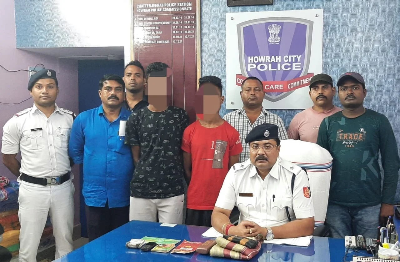 বয়স্কা মহিলার টাকার ব্যাগ ছিনতাইয়ের ঘটনায় গ্রেফতার দুই, উদ্ধার টাকা, মোবাইল