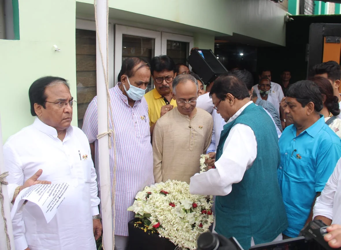 স্বাধীনতার ৭৫ বছর উপলক্ষ্যে জাতীয় পতাকা উত্তোলন তৃণমূল ভবনে