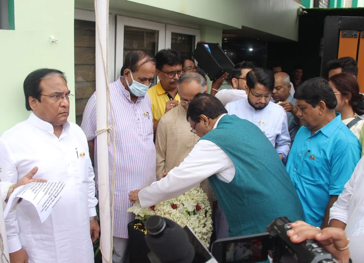স্বাধীনতার ৭৫ বছর উপলক্ষ্যে জাতীয় পতাকা উত্তোলন তৃণমূল ভবনে