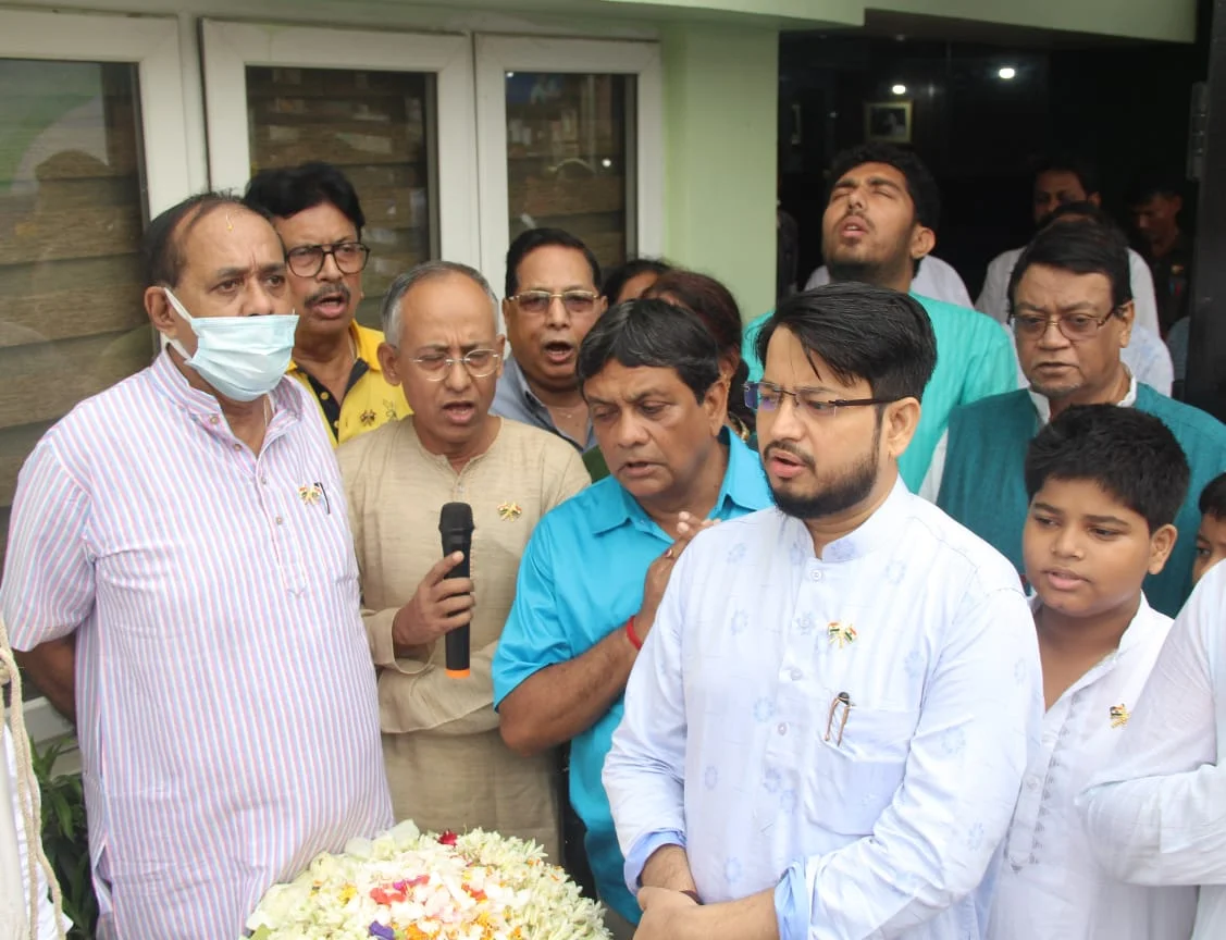 স্বাধীনতার ৭৫ বছর উপলক্ষ্যে জাতীয় পতাকা উত্তোলন তৃণমূল ভবনে