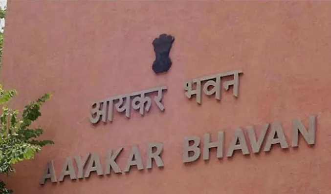 রাজ্যের উত্তপ্ত বাতাবরণের মধ্যেই শহরের একাধিক জায়গায় আয়কর অভিযান
