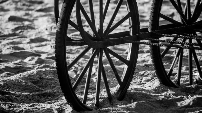 অন্তঃসত্ত্বা স্ত্রীকে ঠেলাগাড়িতে চাপিয়ে হাসপাতালে নিয়ে গেল স্বামী, পরে ঘটলো আর এক বিপত্তি     