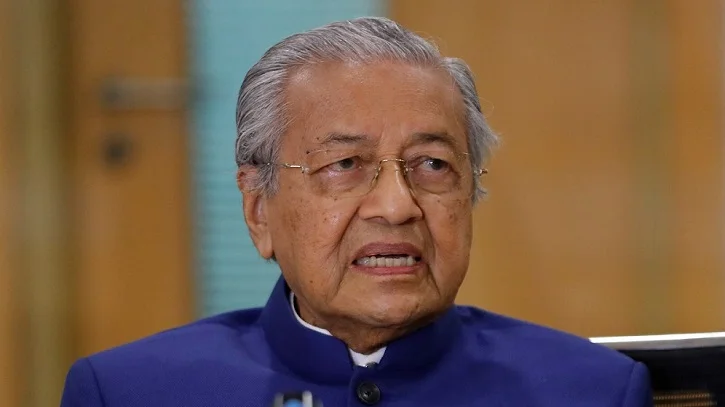 করোনা আক্রান্ত হয়ে হাসপাতালে মাহাথির