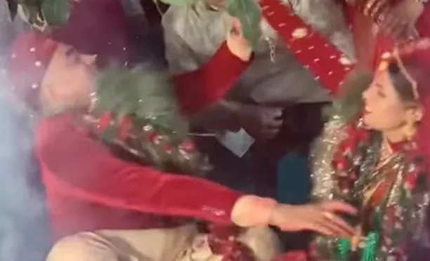 বিয়ের মণ্ডপে লড়াই, কনে মারছে বরকে!  দেখুন সেই ভাইরাল ভিডিও