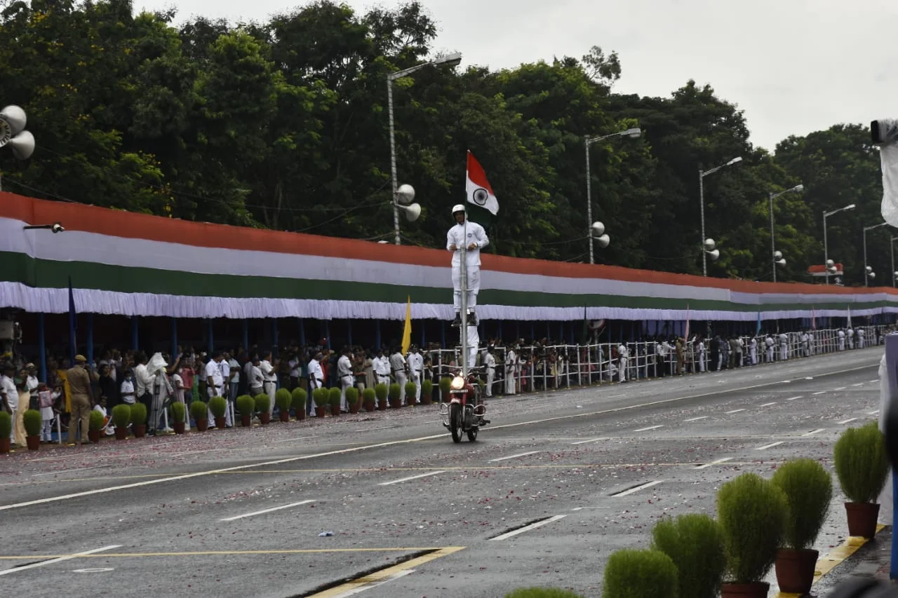 স্বাধীনতা দিবসে ---- রেড রোড থেকে বিশেষ মুহূর্তের ছবি পুবের কলমের ক্যামেরায়