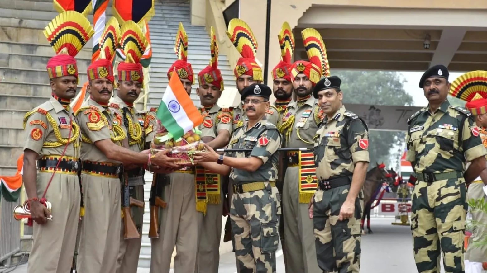 ওয়াঘা সীমান্তে দুই দেশের সেনার মধ্যে মিষ্টি বিনিময়, প্রবল ঠাণ্ডাকে উপেক্ষা করে সিয়াচেনে জাতীয় পতাকা উত্তোলন ভারতীয় সেনার