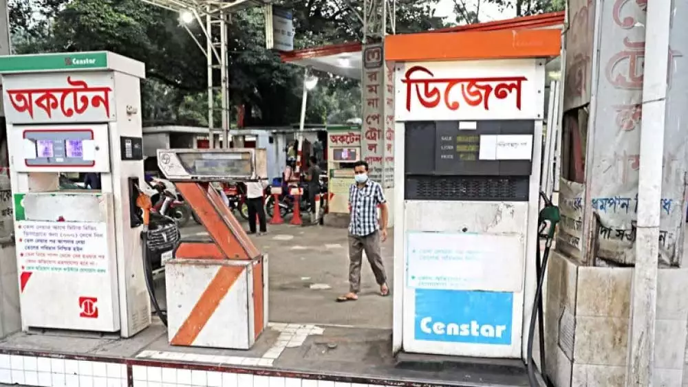 শ্রীলঙ্কার ছায়া কি এবার বাংলাদেশে! পেট্রোপণ্যের আকাশছোঁয়া মূল্যবৃদ্ধি, একদিনে প্রায় ৫০ ছুঁইছুঁই