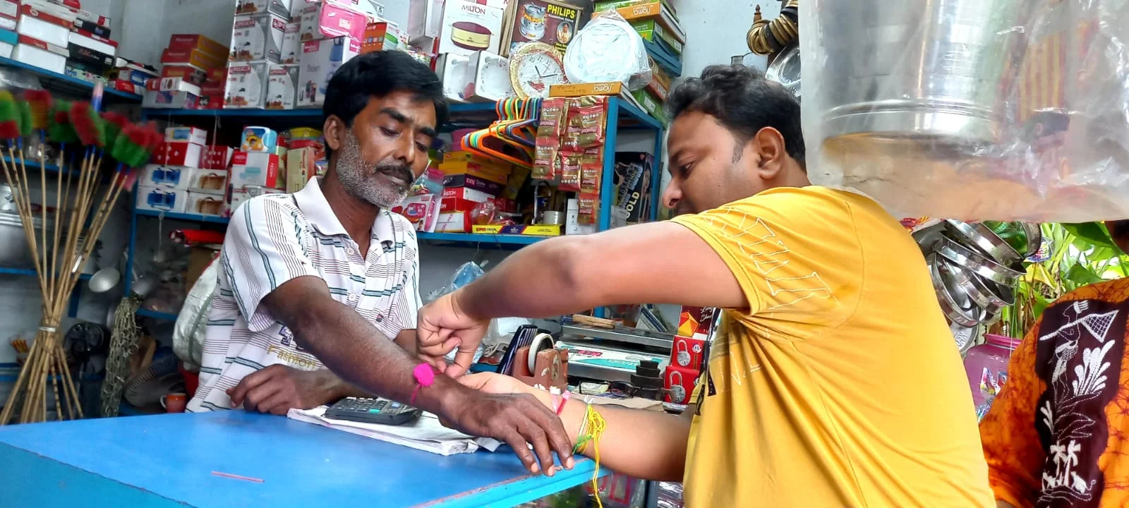 পথচলতি মানুষ,  টোটো অটো চালকদের হাতে রাখি পরিয়ে সম্প্রীতির বার্তা ডায়মন্ড হারবার জুড়ে